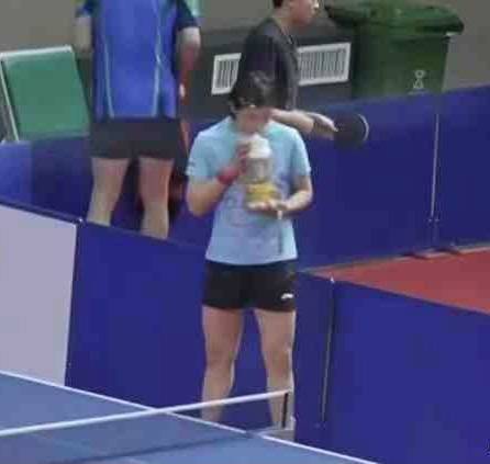 吨吨吨…陈梦的水杯也太大了吧!休闲区蓝鸢梦想 - Www.slyday.coM 吨吨吨…陈梦的水杯也太大了吧!休闲区蓝鸢梦想 - Www.slyday.coM