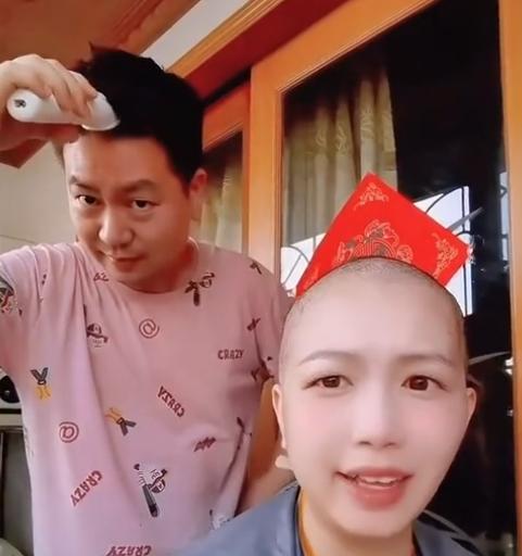 广东一老公帮患癌症的老婆剃头随后一个动作让妻子瞬间泪目