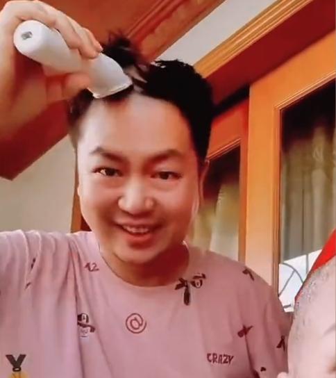 老婆在医院确诊癌症,需要接受化疗的治疗,于是决定让老公帮自己头发剃