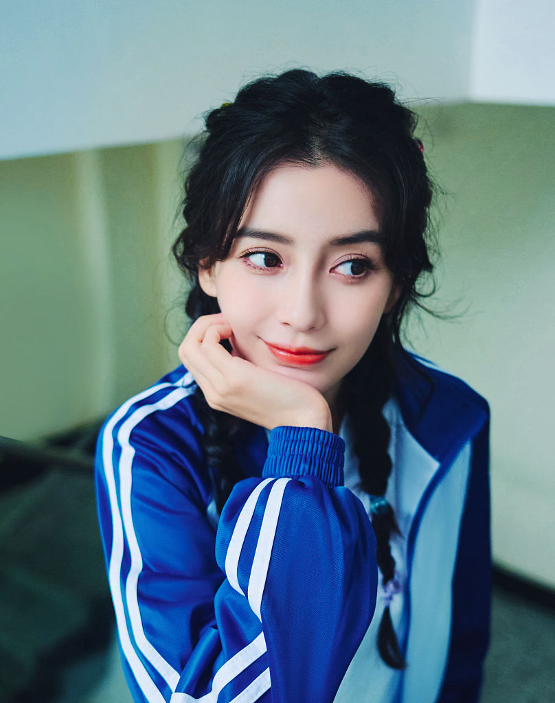 angelababy穿校服,angelababy穿礼服 angelababy校服造型化身俏皮学妹 双麻花辫少女感十足