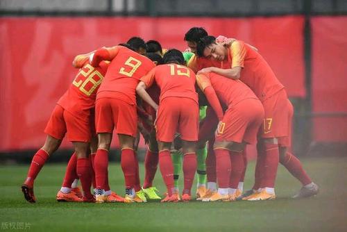 早上5点！越南国脚做出争议表态：中国足球遭质疑，球迷骂声一片
