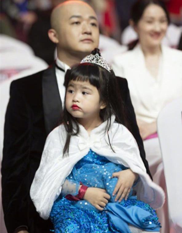 “包贝尔女儿”整容式长大，完美继承奶奶<a href=