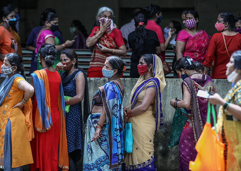 当地时间2021年9月17日，印度孟买，印度妇女在一次特殊的妇女大规模疫苗接种活动中排队等待注射新冠疫苗。图自澎湃影像