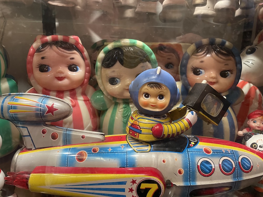 麦三小时候喜欢铁皮类的玩具。澎湃新闻记者李思洁图