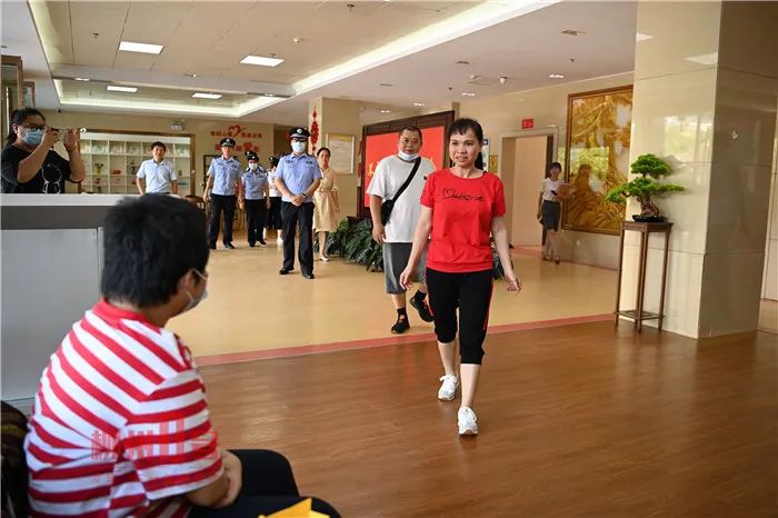 残疾女儿走失,贵港母亲苦寻12年,柳州“妈妈”用爱养大送她回家!休闲区蓝鸢梦想 - Www.slyday.coM 残疾女儿走失,贵港母亲苦寻12年,柳州“妈妈”用爱养大送她回家!休闲区蓝鸢梦想 - Www.slyday.coM