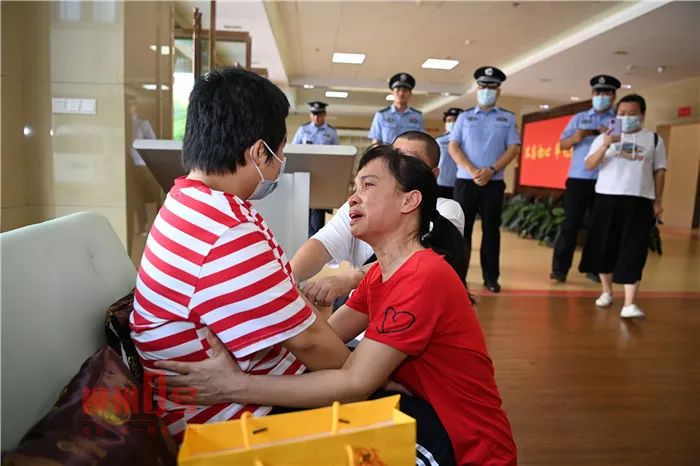 残疾女儿走失,贵港母亲苦寻12年,柳州“妈妈”用爱养大送她回家!休闲区蓝鸢梦想 - Www.slyday.coM 残疾女儿走失,贵港母亲苦寻12年,柳州“妈妈”用爱养大送她回家!休闲区蓝鸢梦想 - Www.slyday.coM