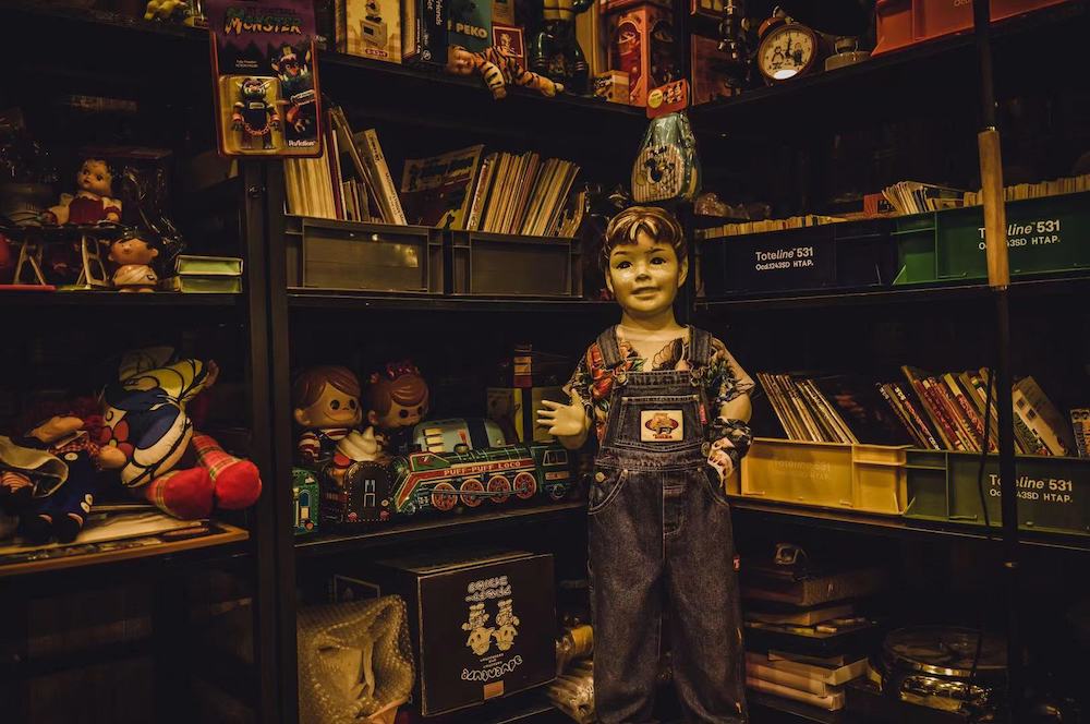 开古董玩具店的店主都会给自己留一些不出售的宝贝。麦三图