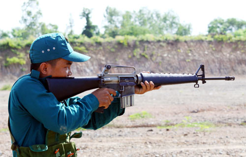 对着标靶猛射：越南女民兵熟练使用美制M16步枪