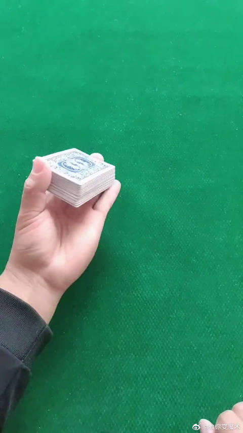 魔术揭秘:空手连续变幻出扑克牌