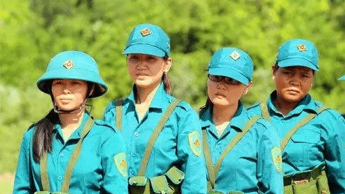 对着标靶猛射:越南女民兵熟练使用美制M16步枪