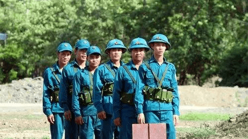 对着标靶猛射:越南女民兵熟练使用美制M16步枪