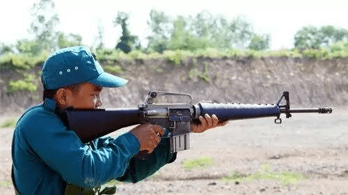 对着标靶猛射:越南女民兵熟练使用美制M16步枪