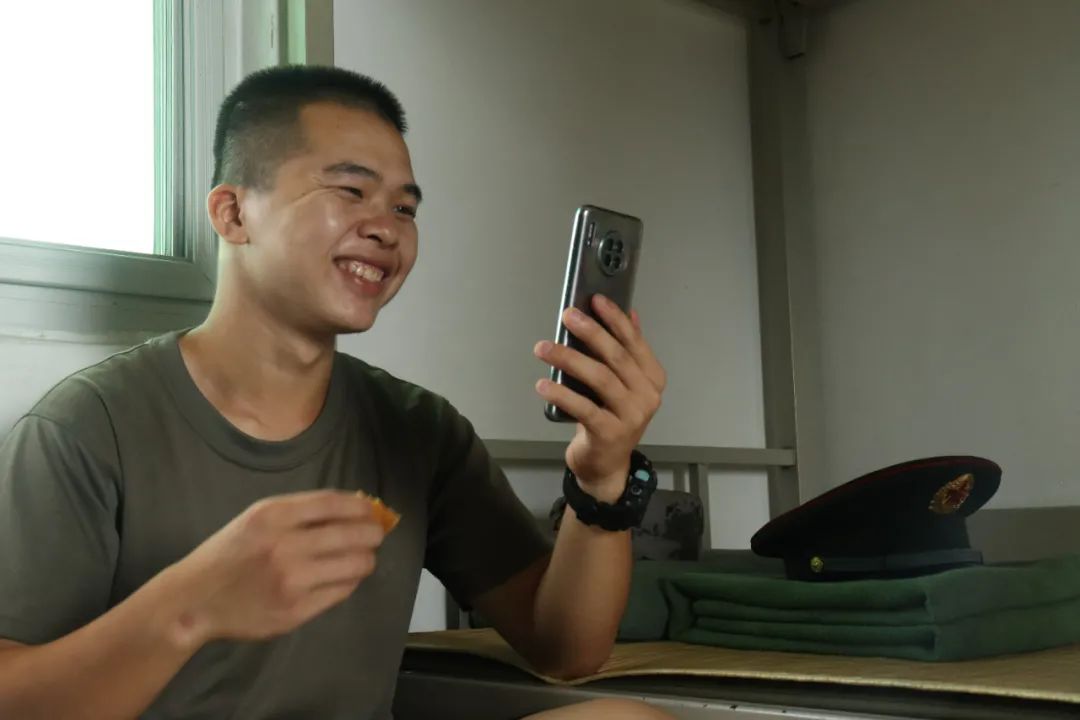 深夜十一点,爷爷默默在村口等待回家团圆的孙女……有些人,越是这时越想你们!休闲区蓝鸢梦想 - Www.slyday.coM 深夜十一点,爷爷默默在村口等待回家团圆的孙女……有些人,越是这时越想你们!休闲区蓝鸢梦想 - Www.slyday.coM