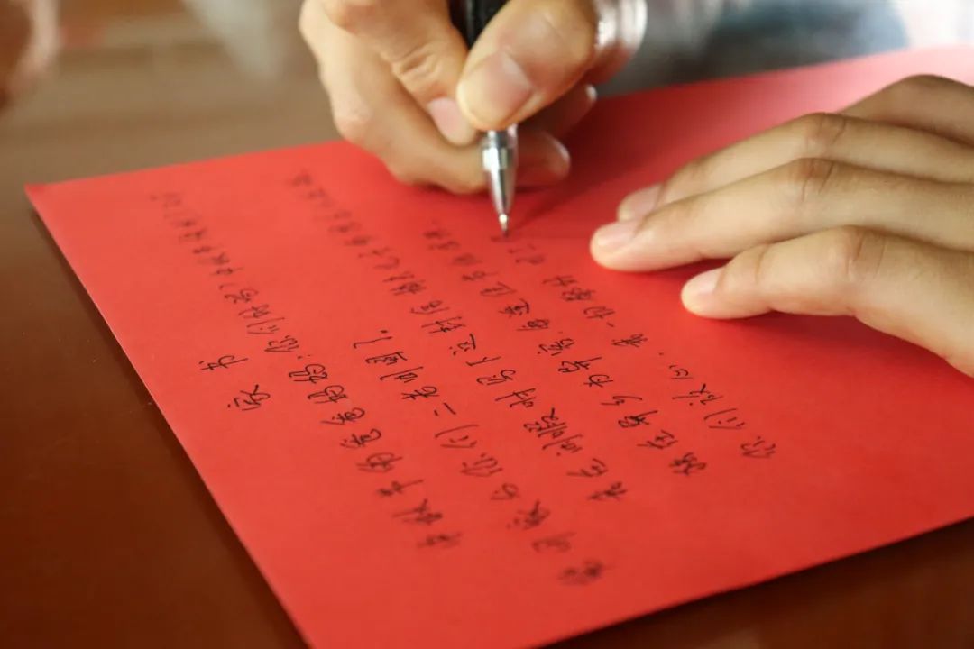 深夜十一点,爷爷默默在村口等待回家团圆的孙女……有些人,越是这时越想你们!休闲区蓝鸢梦想 - Www.slyday.coM 深夜十一点,爷爷默默在村口等待回家团圆的孙女……有些人,越是这时越想你们!休闲区蓝鸢梦想 - Www.slyday.coM