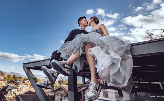 谁说结婚一定要穿高跟鞋?婚纱配AJ球鞋,引领2021潮流新趋势休闲区蓝鸢梦想 - Www.slyday.coM 谁说结婚一定要穿高跟鞋?婚纱配AJ球鞋,引领2021潮流新趋势休闲区蓝鸢梦想 - Www.slyday.coM