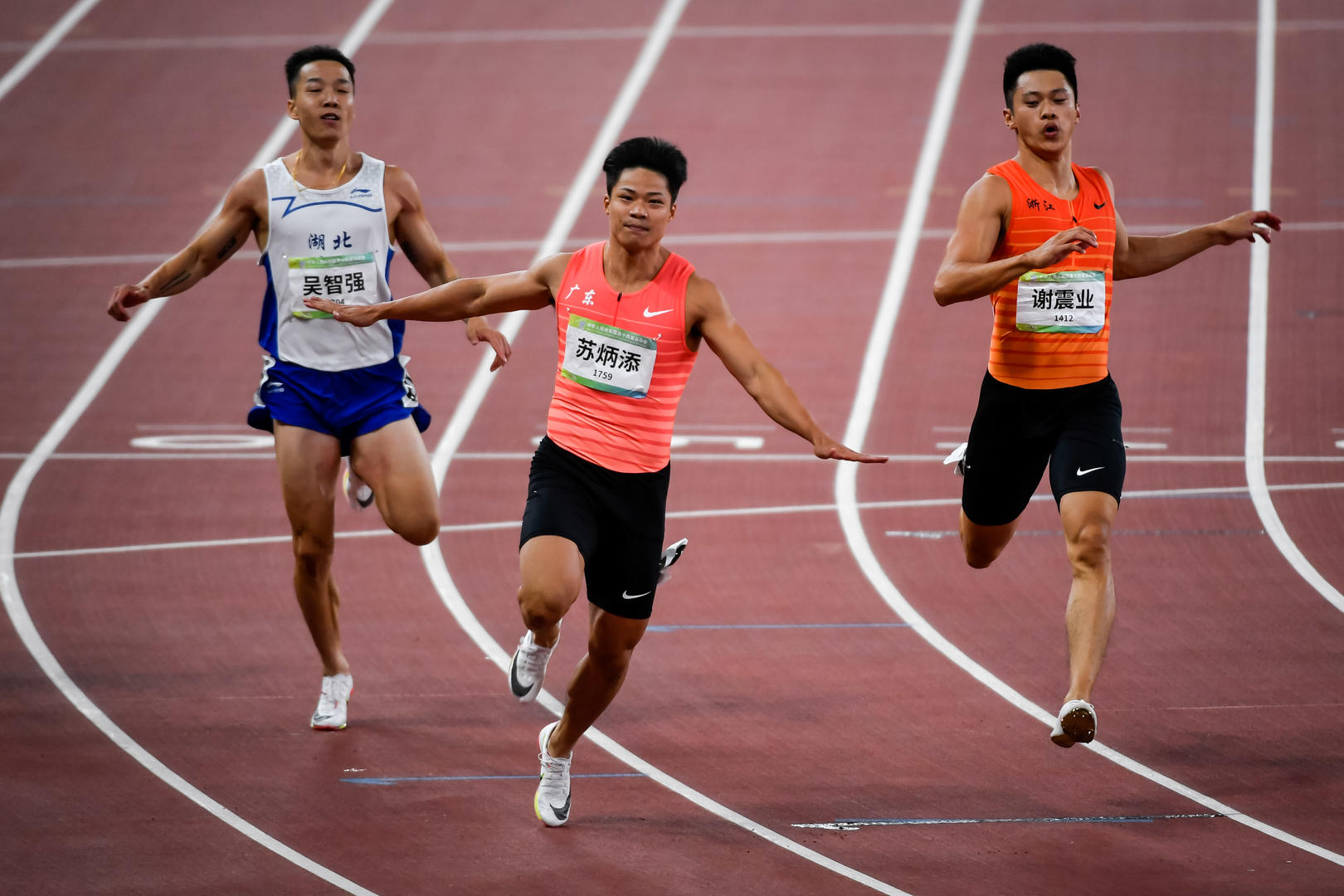 新人百米夺冠成绩超亚洲纪录引热议