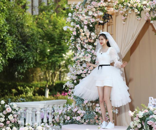 谁说结婚一定要穿高跟鞋?婚纱配AJ球鞋,引领2021潮流新趋势休闲区蓝鸢梦想 - Www.slyday.coM 谁说结婚一定要穿高跟鞋?婚纱配AJ球鞋,引领2021潮流新趋势休闲区蓝鸢梦想 - Www.slyday.coM