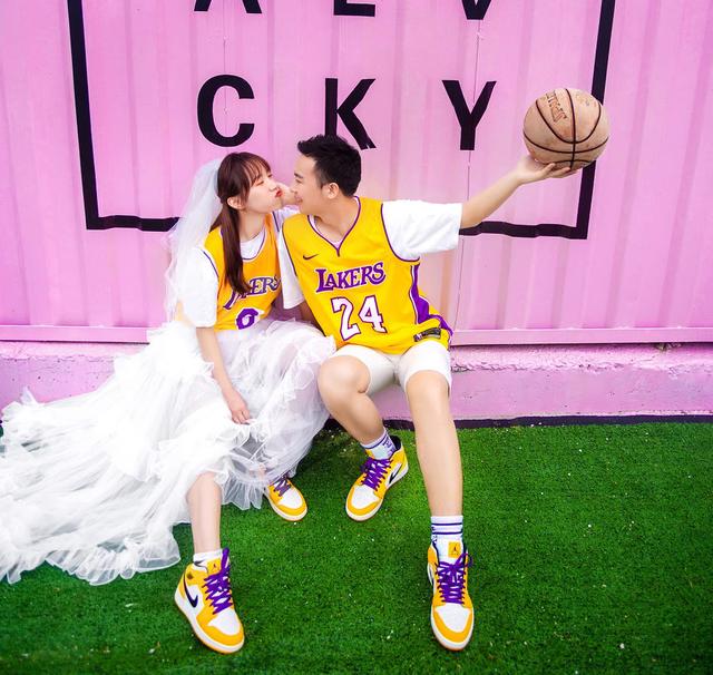 谁说结婚一定要穿高跟鞋?婚纱配AJ球鞋,引领2021潮流新趋势休闲区蓝鸢梦想 - Www.slyday.coM 谁说结婚一定要穿高跟鞋?婚纱配AJ球鞋,引领2021潮流新趋势休闲区蓝鸢梦想 - Www.slyday.coM