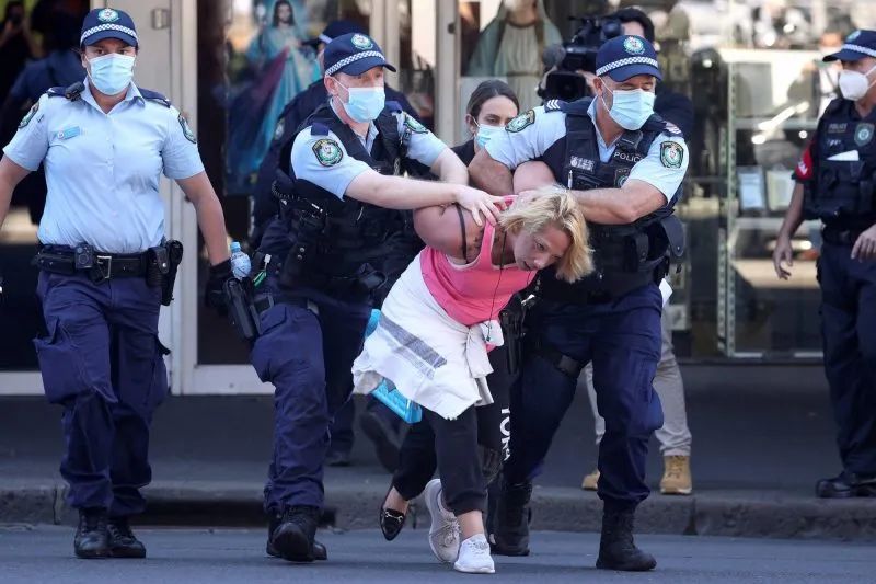 ▲ 澳大利亚警察逮捕抗议者。