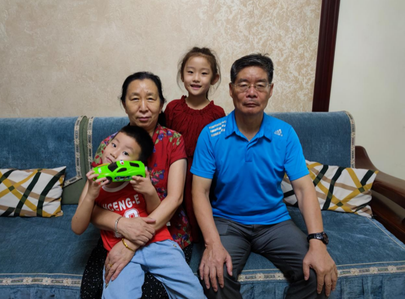 深夜十一点,爷爷默默在村口等待回家团圆的孙女……有些人,越是这时越想你们!休闲区蓝鸢梦想 - Www.slyday.coM 深夜十一点,爷爷默默在村口等待回家团圆的孙女……有些人,越是这时越想你们!休闲区蓝鸢梦想 - Www.slyday.coM