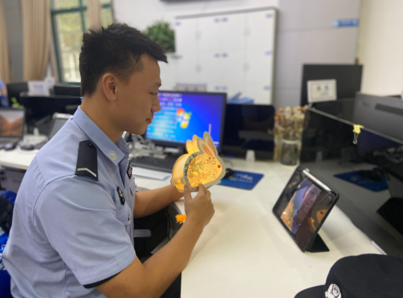 深夜十一点,爷爷默默在村口等待回家团圆的孙女……有些人,越是这时越想你们!休闲区蓝鸢梦想 - Www.slyday.coM 深夜十一点,爷爷默默在村口等待回家团圆的孙女……有些人,越是这时越想你们!休闲区蓝鸢梦想 - Www.slyday.coM