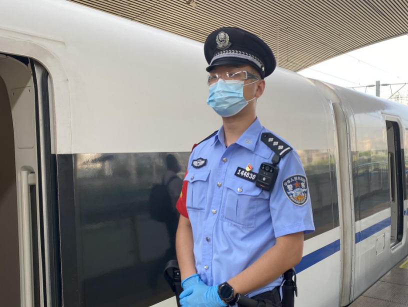 深夜十一点,爷爷默默在村口等待回家团圆的孙女……有些人,越是这时越想你们!休闲区蓝鸢梦想 - Www.slyday.coM 深夜十一点,爷爷默默在村口等待回家团圆的孙女……有些人,越是这时越想你们!休闲区蓝鸢梦想 - Www.slyday.coM