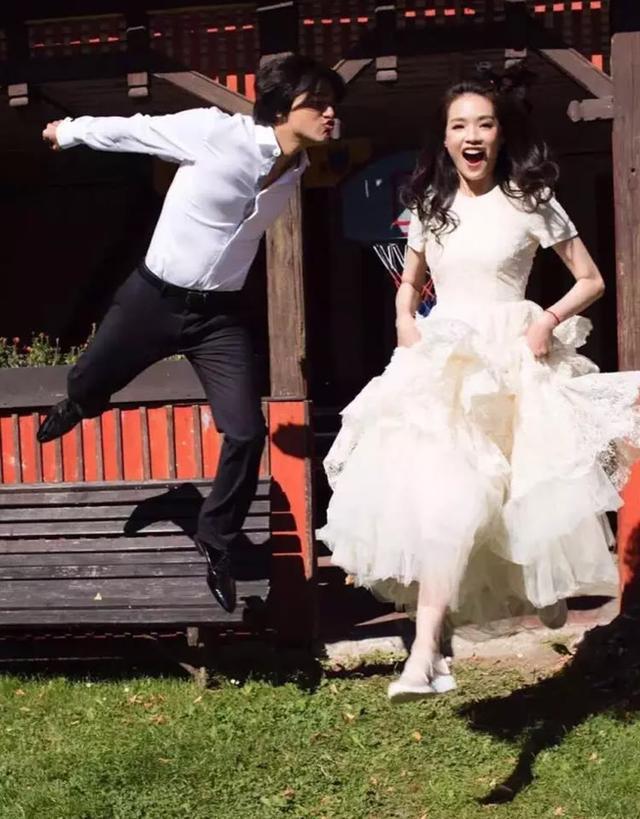 谁说结婚一定要穿高跟鞋?婚纱配AJ球鞋,引领2021潮流新趋势休闲区蓝鸢梦想 - Www.slyday.coM 谁说结婚一定要穿高跟鞋?婚纱配AJ球鞋,引领2021潮流新趋势休闲区蓝鸢梦想 - Www.slyday.coM