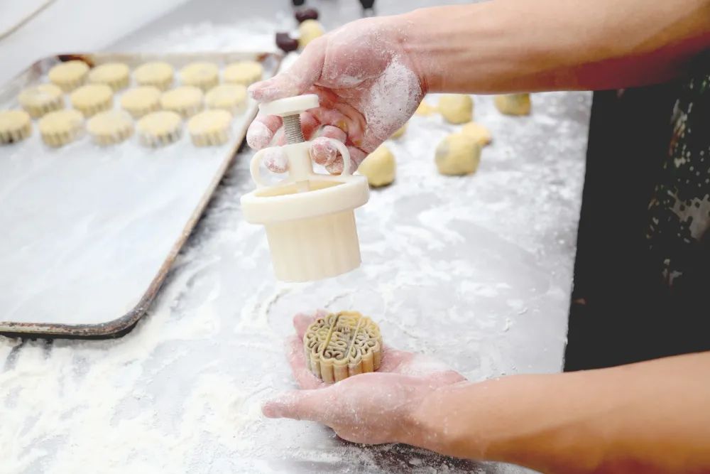 深夜十一点,爷爷默默在村口等待回家团圆的孙女……有些人,越是这时越想你们!休闲区蓝鸢梦想 - Www.slyday.coM 深夜十一点,爷爷默默在村口等待回家团圆的孙女……有些人,越是这时越想你们!休闲区蓝鸢梦想 - Www.slyday.coM