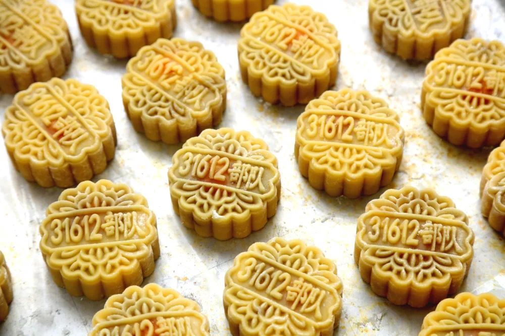 深夜十一点,爷爷默默在村口等待回家团圆的孙女……有些人,越是这时越想你们!休闲区蓝鸢梦想 - Www.slyday.coM 深夜十一点,爷爷默默在村口等待回家团圆的孙女……有些人,越是这时越想你们!休闲区蓝鸢梦想 - Www.slyday.coM