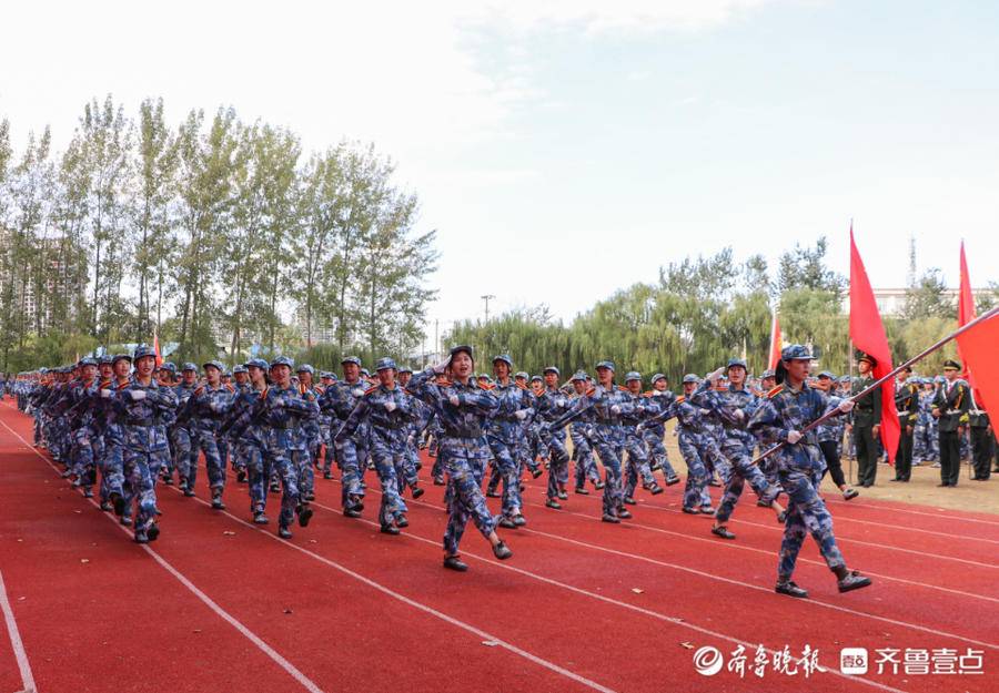 菏泽家政职业学院举行2021级新生军训总结大会暨开学典礼