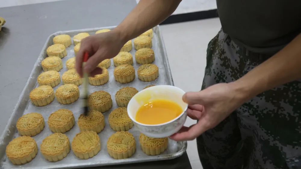 深夜十一点,爷爷默默在村口等待回家团圆的孙女……有些人,越是这时越想你们!休闲区蓝鸢梦想 - Www.slyday.coM 深夜十一点,爷爷默默在村口等待回家团圆的孙女……有些人,越是这时越想你们!休闲区蓝鸢梦想 - Www.slyday.coM