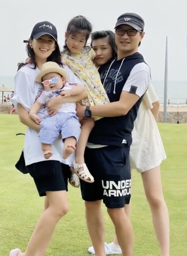 章子怡中秋节忙得都忘了吃月饼,深夜晒出和儿女的亲吻照休闲区蓝鸢梦想 - Www.slyday.coM 章子怡中秋节忙得都忘了吃月饼,深夜晒出和儿女的亲吻照休闲区蓝鸢梦想 - Www.slyday.coM