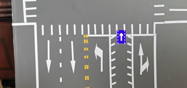 你知道开车的时候遇到锯齿车道该怎么办吗？交警：不懂就别开进去