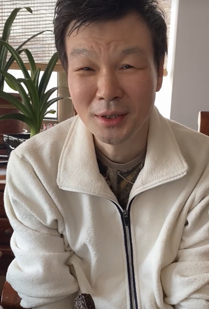 主持人李彬自曝患大病，吃药肿成眯缝眼憔悴不堪，中秋节在医院过