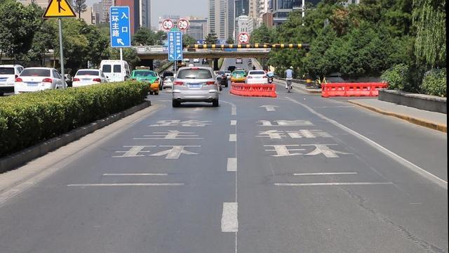 主道车辆汇入辅道如何操作当车辆在主道行驶需要驶出主路时,辅道车辆