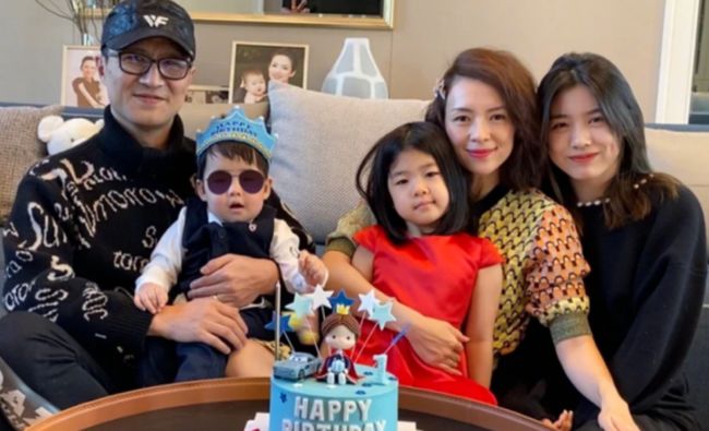 章子怡中秋节忙得都忘了吃月饼,深夜晒出和儿女的亲吻照休闲区蓝鸢梦想 - Www.slyday.coM 章子怡中秋节忙得都忘了吃月饼,深夜晒出和儿女的亲吻照休闲区蓝鸢梦想 - Www.slyday.coM