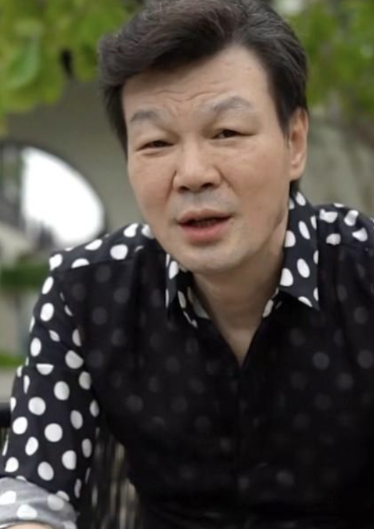 主持人李彬自曝患大病，吃药肿成眯缝眼憔悴不堪，中秋节在医院过