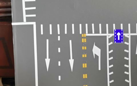 你知道开车的时候遇到锯齿车道该怎么办吗？交警：不懂就别开进去