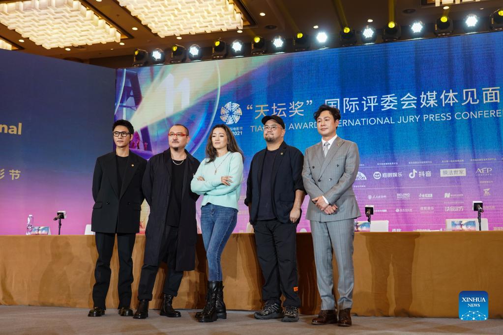 Jury members of the Tiantan Awards Chen Kun, Wuershan, Gong Li, Chen Zhengdao and Zhang Songwen (from L to R) pose for photos during the 11th Beijing International Film Festival in Beijing, capital of China, Sept. 21, 2021. The 11th Beijing International Film Festival runs from Sept. 21 to 29, with nearly 300 films to be screened, according to the organizers. (Xinhua/Chen Zhonghao)