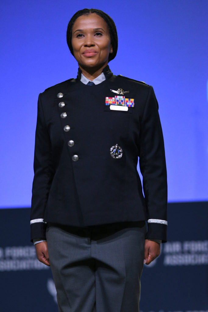 艾莉森·冈萨雷斯中校在会议上身着新制服做了示范。来源：空军杂志
