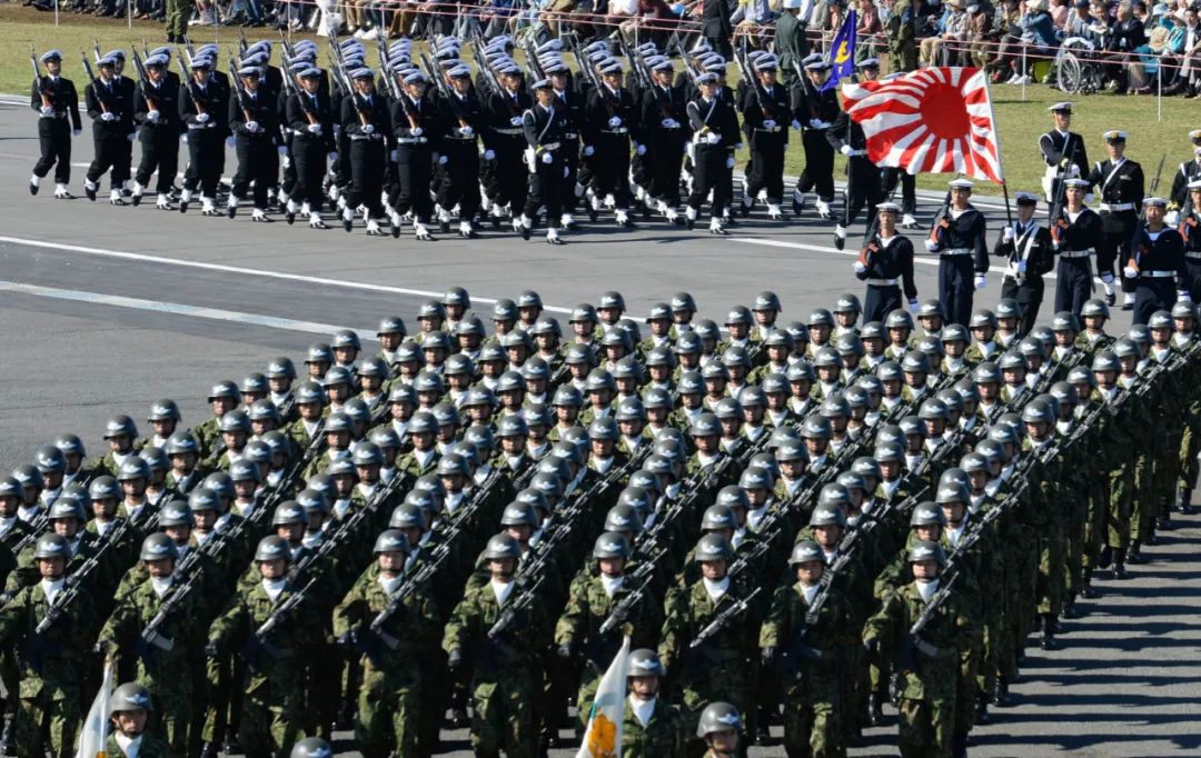 ▲资料图片：2013年10月，在日本琦玉县的陆上自卫队朝霞训练场，日本自卫队队员接受检阅。