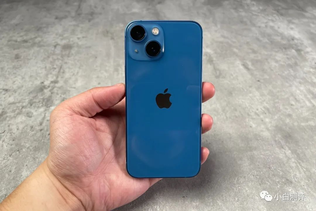 上手iphone13mini蓝色真机实拍附对比iphone12上代蓝色