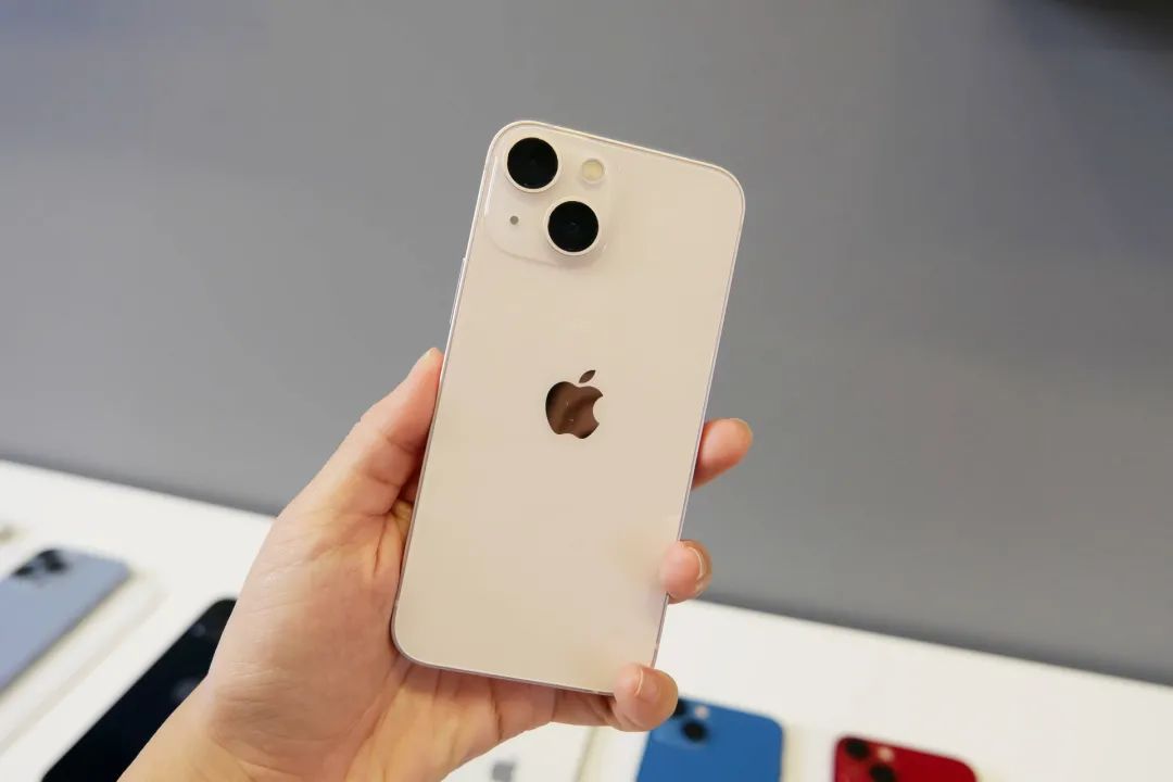 的效果,比如粉色,在光线比较充裕的条件下,机身后壳有点类似于iphone