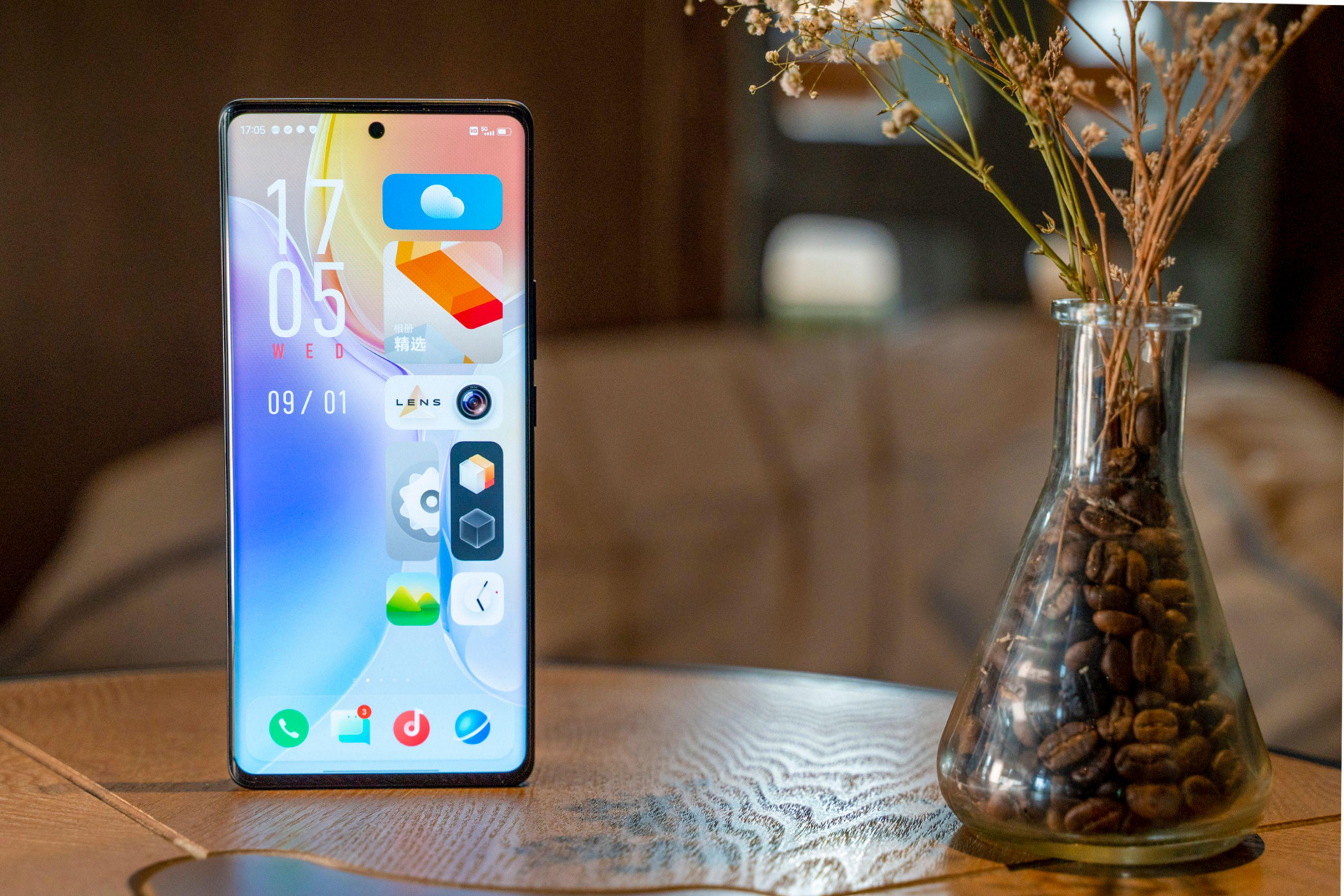 蓝厂X70 Pro+打破手机圈怪象,越是高端的手机越不需要新奇的设计休闲区蓝鸢梦想 - Www.slyday.coM 蓝厂X70 Pro+打破手机圈怪象,越是高端的手机越不需要新奇的设计休闲区蓝鸢梦想 - Www.slyday.coM