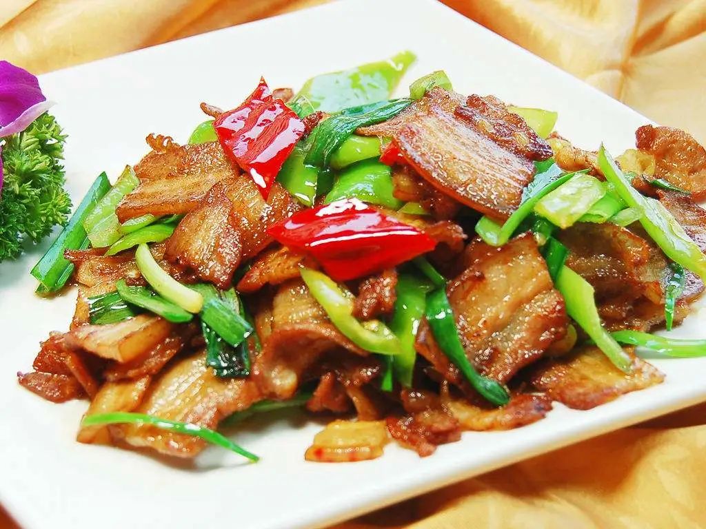 美味可口鲜香诱人的家常菜五花肉炒蒜苔做法简易超好吃