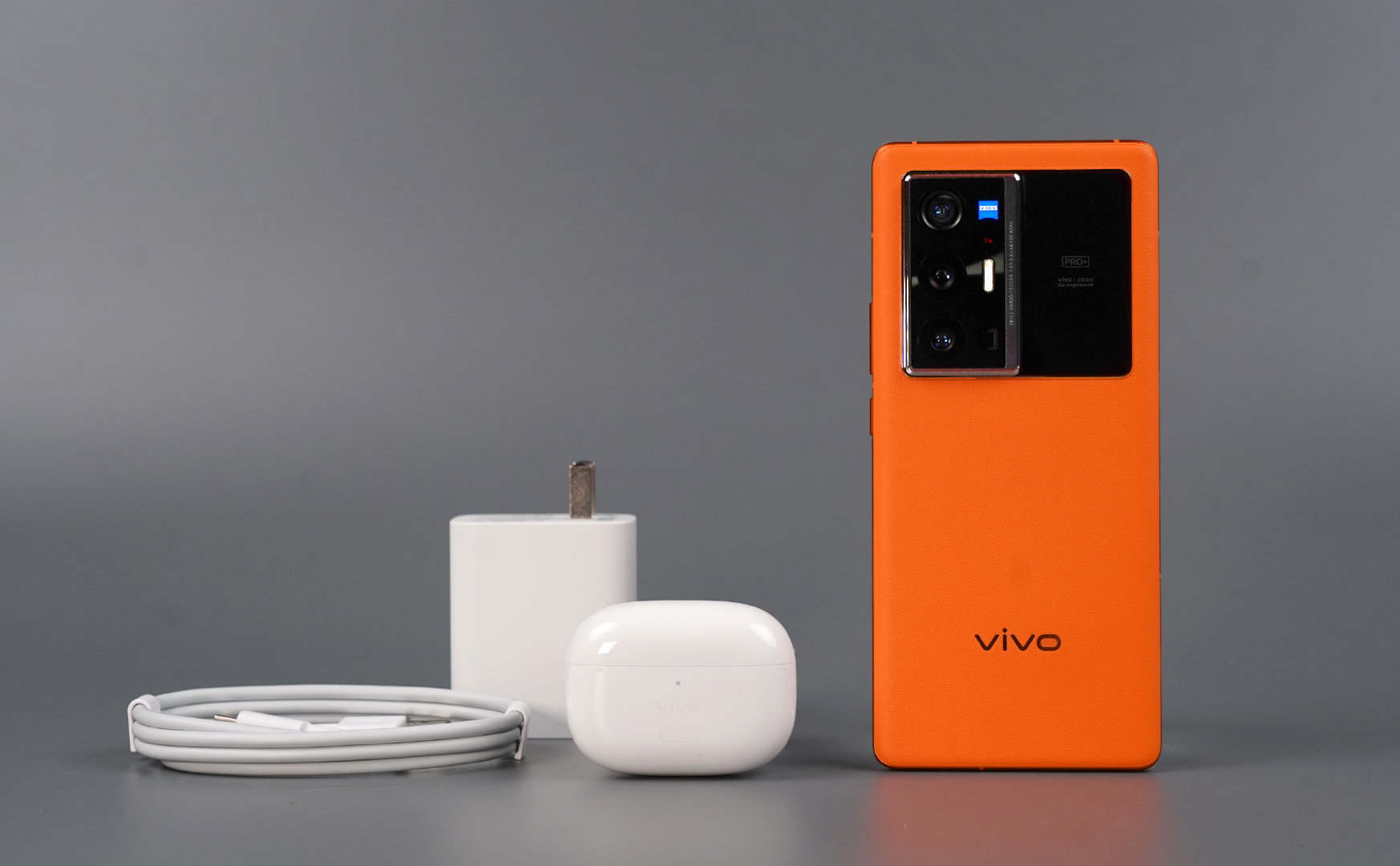 蓝厂X70 Pro+打破手机圈怪象,越是高端的手机越不需要新奇的设计休闲区蓝鸢梦想 - Www.slyday.coM 蓝厂X70 Pro+打破手机圈怪象,越是高端的手机越不需要新奇的设计休闲区蓝鸢梦想 - Www.slyday.coM