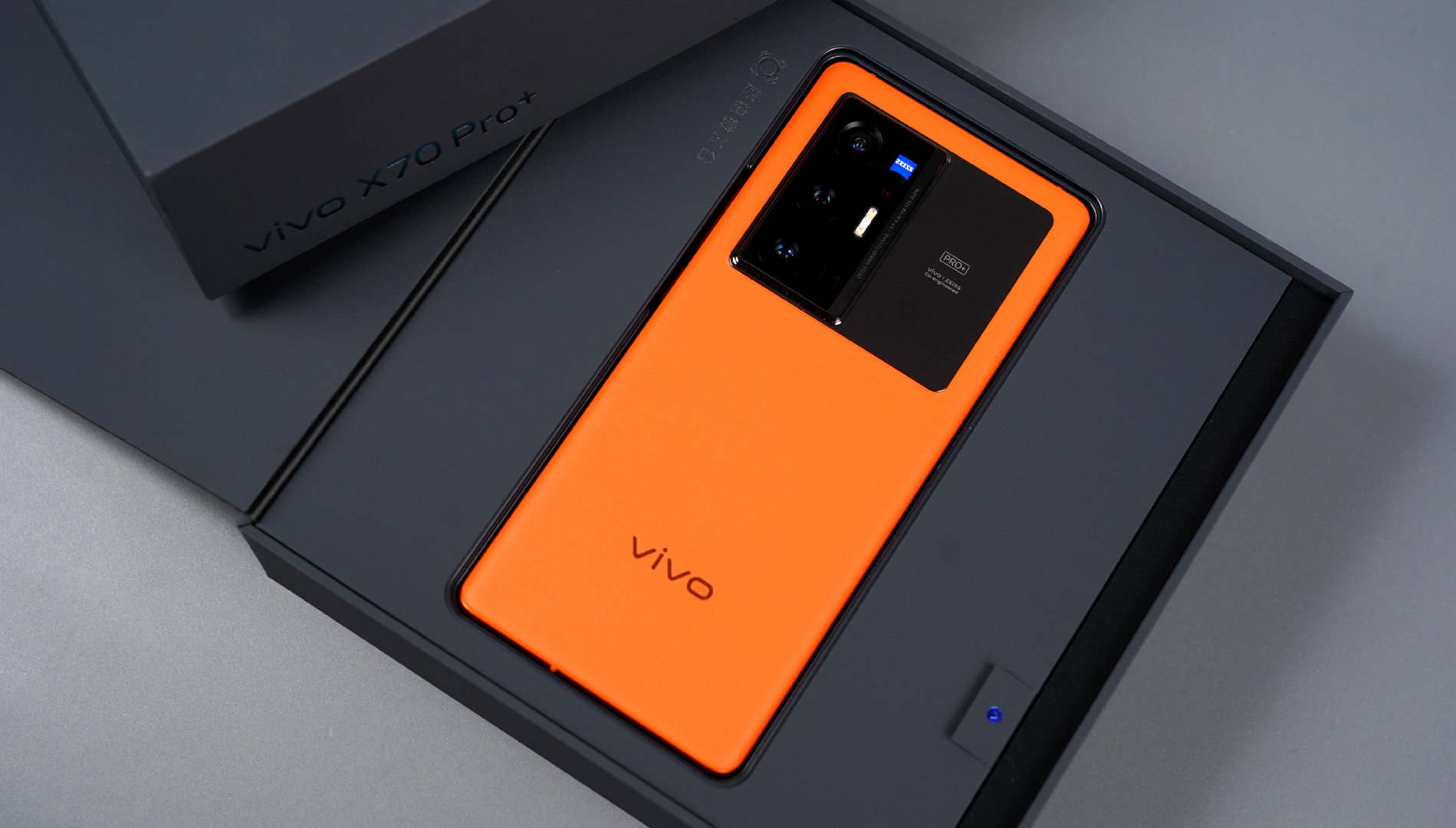 蓝厂X70 Pro+打破手机圈怪象,越是高端的手机越不需要新奇的设计休闲区蓝鸢梦想 - Www.slyday.coM 蓝厂X70 Pro+打破手机圈怪象,越是高端的手机越不需要新奇的设计休闲区蓝鸢梦想 - Www.slyday.coM