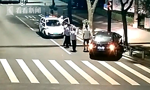 视频|男子深夜醉驾上路 撞上派出所门口护栏瞬间被抓休闲区蓝鸢梦想 - Www.slyday.coM 视频|男子深夜醉驾上路 撞上派出所门口护栏瞬间被抓休闲区蓝鸢梦想 - Www.slyday.coM