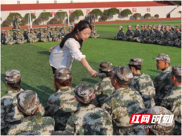 长沙师范学院“特立青年”讲师团走进新生军训营休闲区蓝鸢梦想 - Www.slyday.coM 长沙师范学院“特立青年”讲师团走进新生军训营休闲区蓝鸢梦想 - Www.slyday.coM