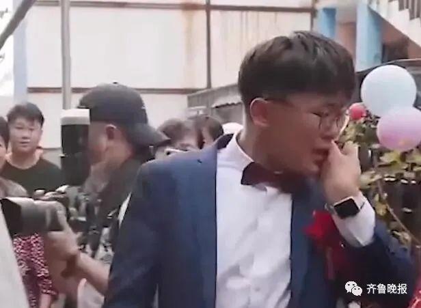 那一刻不知为何就绷不住了!动人的不只有爱情...“姐姐出嫁弟弟扶婚车门痛哭”冲上热搜休闲区蓝鸢梦想 - Www.slyday.coM 那一刻不知为何就绷不住了!动人的不只有爱情...“姐姐出嫁弟弟扶婚车门痛哭”冲上热搜休闲区蓝鸢梦想 - Www.slyday.coM